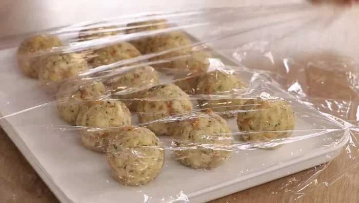 Knödel im Kühlschrank ca. 30-60 Minuten ruhen lassen.