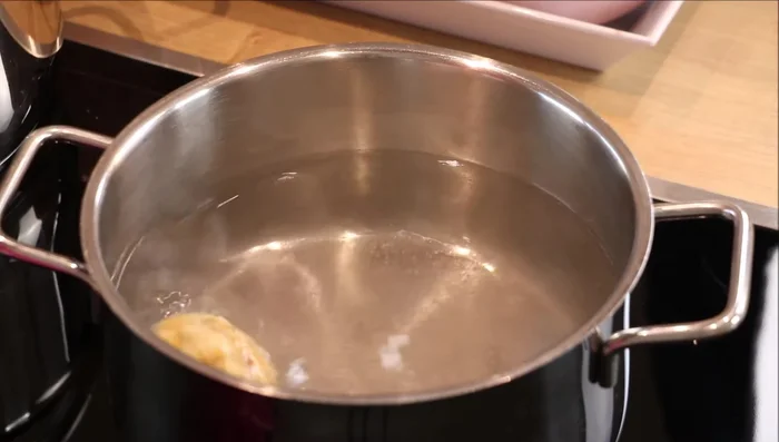 Knödel in leicht köchelndem Salzwasser ca. 10-15 Minuten kochen, bis sie weich sind.
