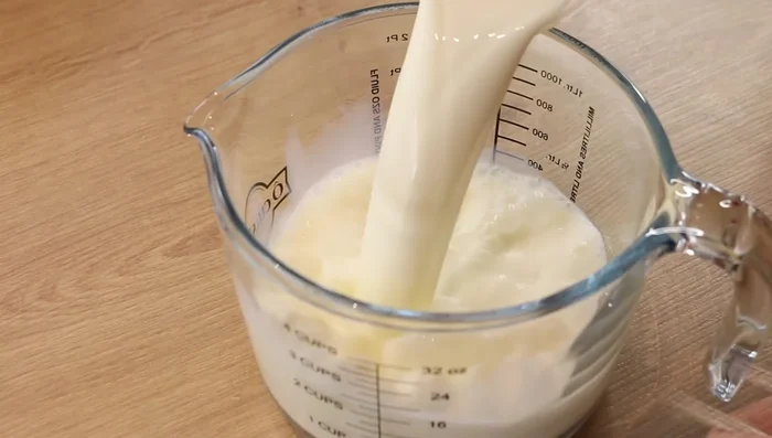 Milch mit Butter erwärmen (Mikrowelle oder Herd).