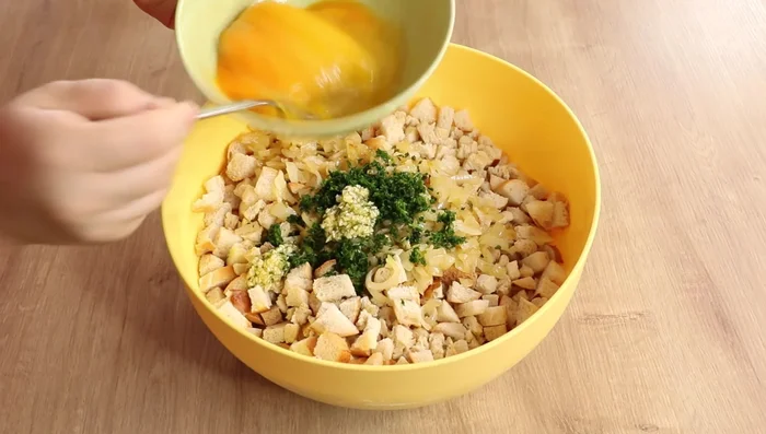 Eier verquirlen und über die Zutaten verteilen.