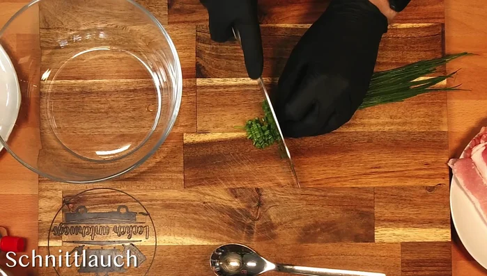 Schnittlauch und Petersilie klein hacken.
