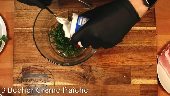 Tomatenmark, Creme Fraiche und gestückelte Tomaten vermischen.