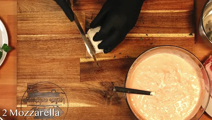 Mozzarella in Scheiben schneiden.