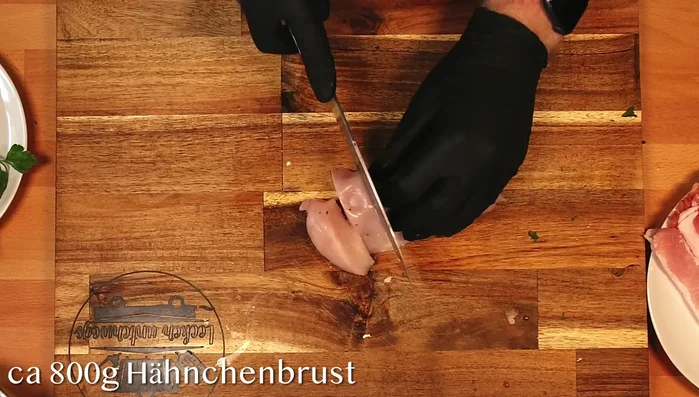 Hähnchenbrust in 2-3 cm dicke Streifen schneiden und mit Speck umwickeln.