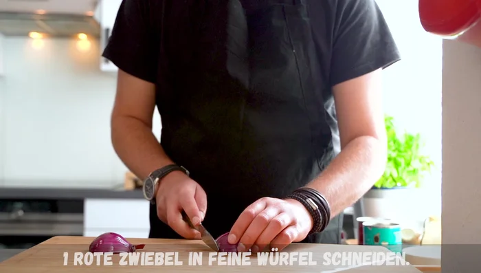 Rote Zwiebel fein würfeln (oder in Ringe schneiden).