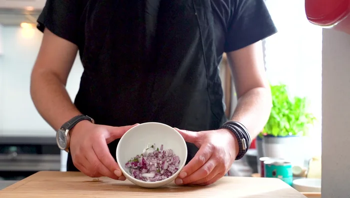 Zwiebeln, Bohnenkraut, Zucker, Essig, Salz und Pfeffer in einer Schüssel vermischen.