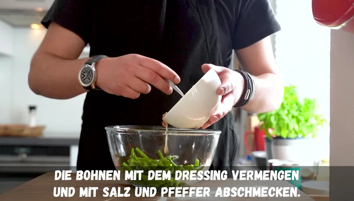 Abgeschreckte Bohnen mit dem Dressing vermengen. Nach Bedarf mit Salz und Pfeffer abschmecken.
