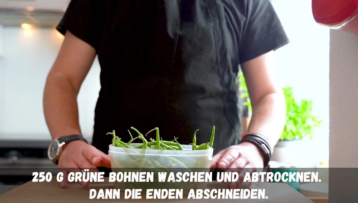 Grüne Bohnen waschen und die Enden entfernen. Bei Bedarf halbieren oder in kleinere Stücke schneiden.