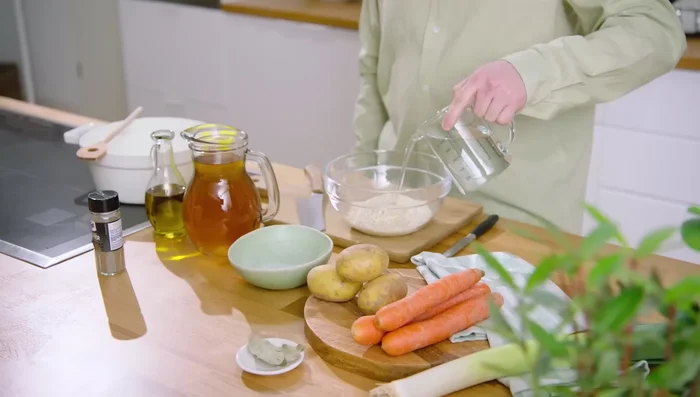 Perlgraupen mit Wasser in eine Schüssel geben und quellen lassen (Garzeit verkürzt sich).