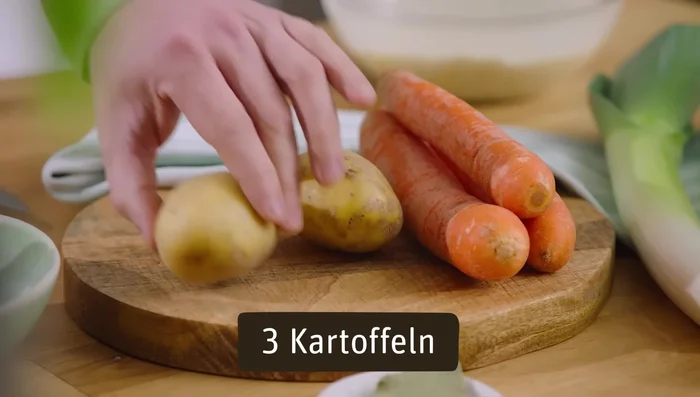 Kartoffeln schälen und in ca. 2 cm große Würfel schneiden.