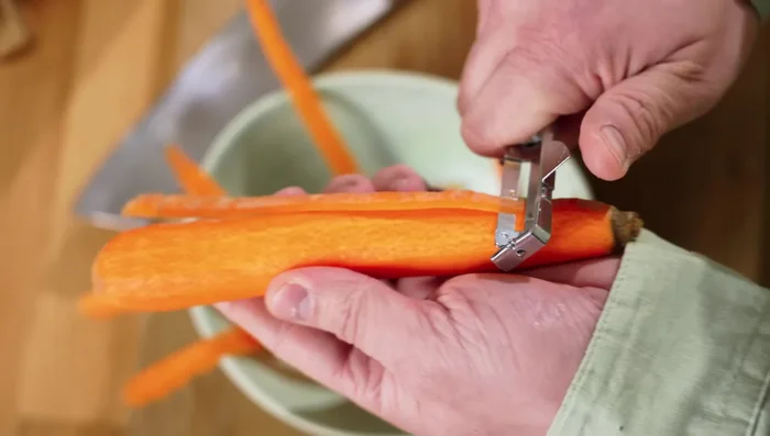 Möhren schälen und in Scheiben schneiden.