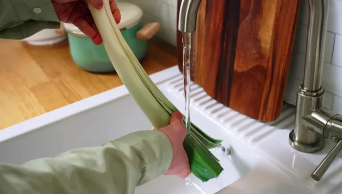 Lauch gründlich waschen, längs durchschneiden, spülen und in halbe Ringe schneiden.