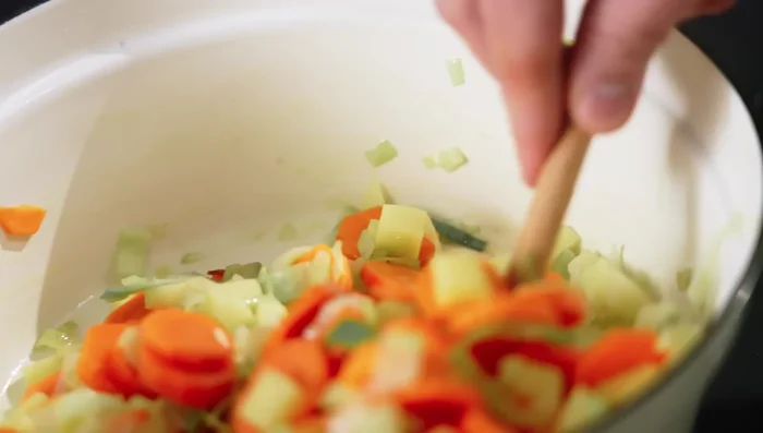 Kartoffeln und Möhren kurz anbraten.