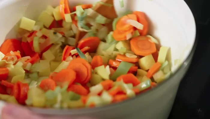 Gemüsebrühe zugeben.