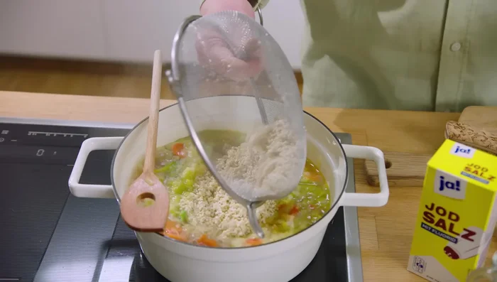 Abgequollene Graupen und Lorbeerblätter hinzufügen.