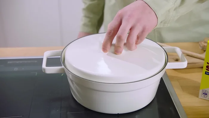 Mit Deckel 20-30 Minuten köcheln lassen, dabei gelegentlich umrühren.