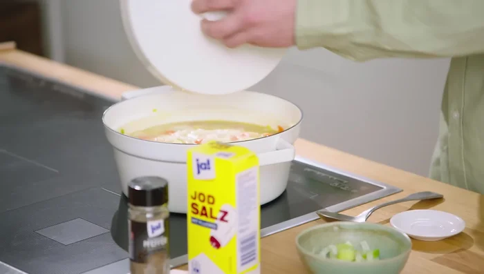 Lorbeerblätter entfernen.