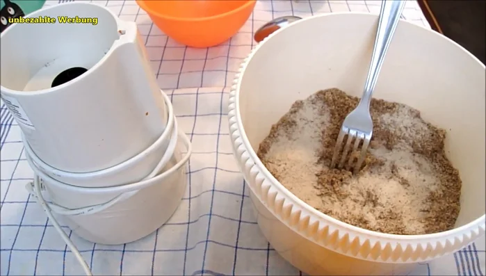 Alle Brotzutaten (außer Tomaten) vermengen.