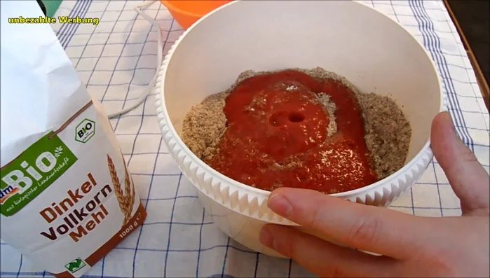 Passierte Tomaten unterrühren.