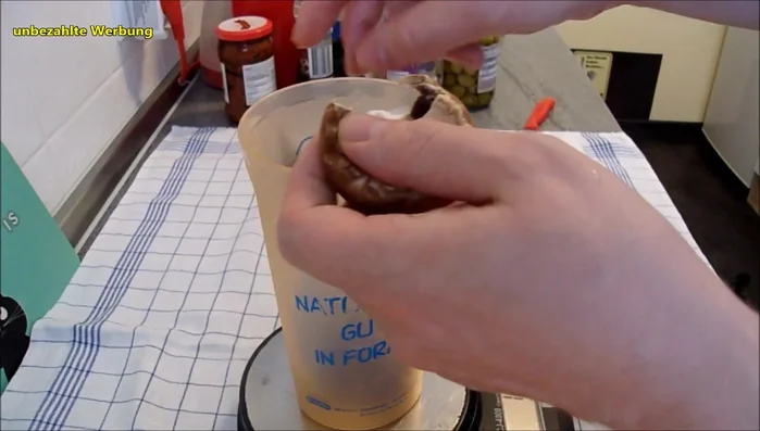 Pilze grob zerbröseln.