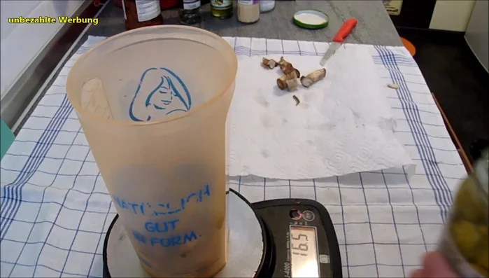 Oliven, getrocknete Tomaten und Haferflocken zu den Pilzen geben.