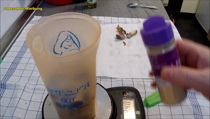 Mit Salz, Pfeffer, Knoblauchpulver und Olivenöl abschmecken.