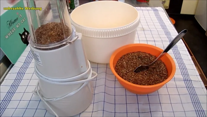 Leinsamen (geschrotet) in den Mixer geben (stufenweise, um den Mixer nicht zu überlasten).