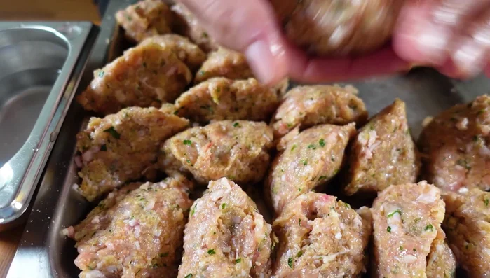 Frikadellen in heißem Fett von beiden Seiten kurz anbraten.