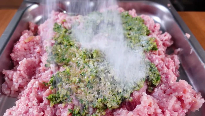 Das Fleisch mit Salz, Ketchup, Dijon-Senf und Pfeffer würzen.