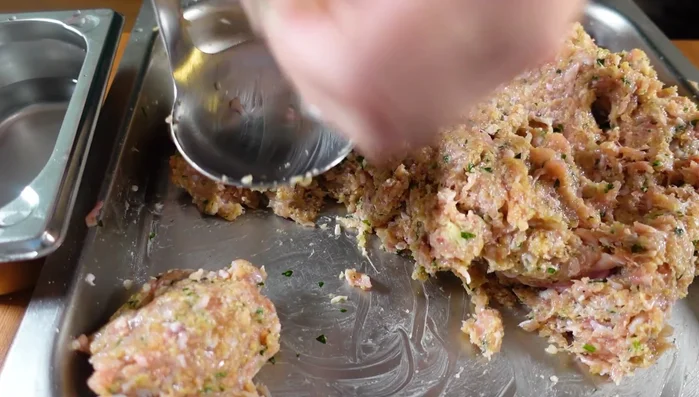 Fleischmasse gut vermengen und Frikadellen formen.