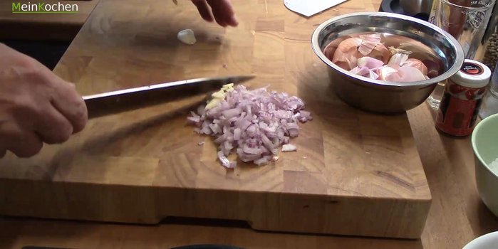 Zwiebeln und Knoblauch fein würfeln und in etwas Butterschmalz in einer Pfanne glasig dünsten (ca. 1,5 Minuten). Von der Flamme nehmen und beiseite stellen.