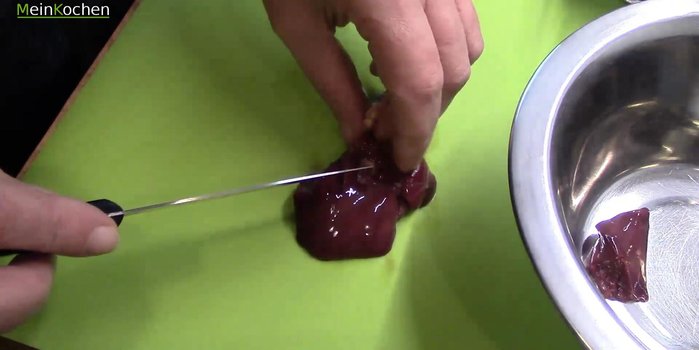 Hühnerleber säubern: Adern an den Rändern vorsichtig entfernen. Nicht durchschneiden, sondern wegziehen. (Vorsicht, die Leber ist durchzogen von Adern!)