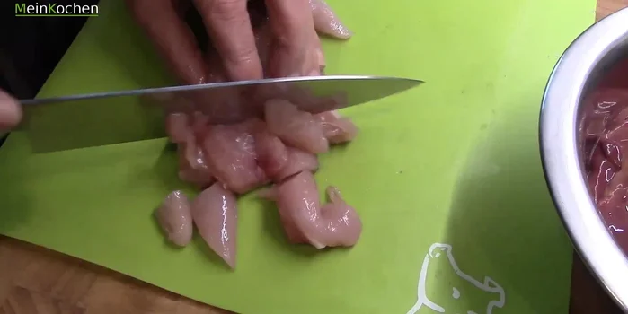 Hühnerleber und Hühnerfilet in kleinere Stücke schneiden.