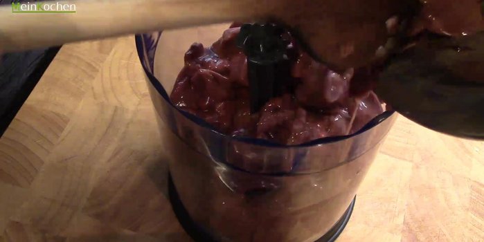Hühnerleber, Hühnerfilet, Schalotten und Knoblauch im Mixer pürieren. Evtl. einen Tropfen Öl hinzufügen.
