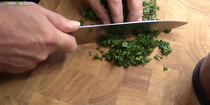 Petersilie und Majoran fein hacken und unter die Lebermasse mischen.