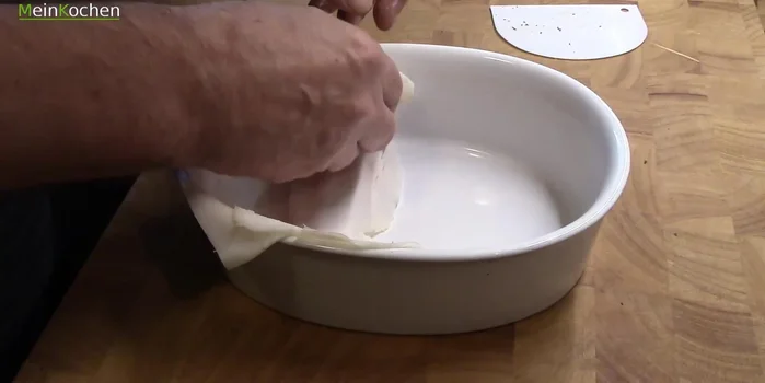 Auflaufform mit fettem Speck auslegen, Boden und Ränder bedecken.