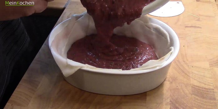 Lebermasse in die vorbereitete Form füllen. Mit einer weiteren Lage Speck bedecken.