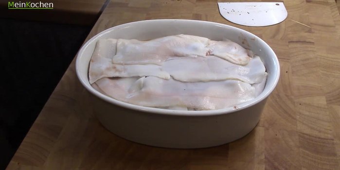 Die Auflaufform in eine größere Form stellen und diese mit Wasser füllen (etwa zur Hälfte).