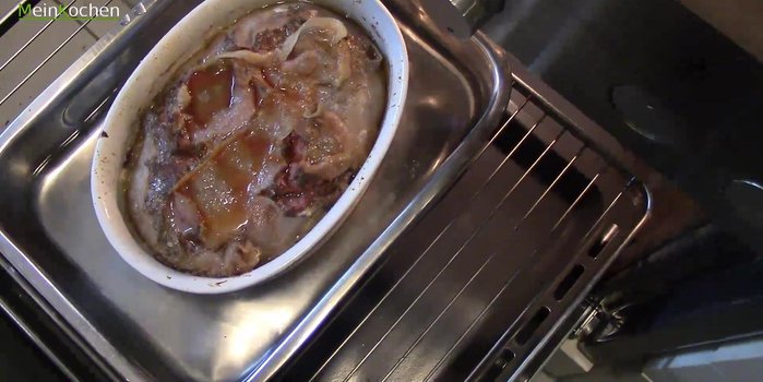 Im vorgeheizten Ofen bei 160°C Umluft ca. 1 Stunde und 10 Minuten backen (Kerntemperatur 75°C erreichen).