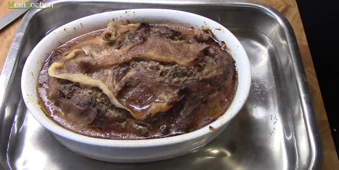 Die Pastete nach dem Backen abgedeckt für 24 Stunden im Kühlschrank kühlen.