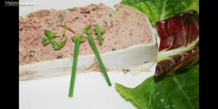 Vor dem Servieren die Pastete aus der Form nehmen und in Scheiben schneiden.