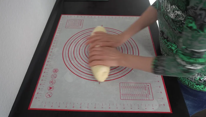 Teig ausrollen: Teig in ca. 45g schwere Kugeln teilen und dünn ausrollen (ca. 30cm Durchmesser).