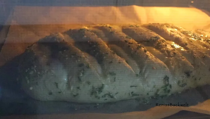 Bei 220°C Ober-/Unterhitze ca. 15 Minuten backen. (145.47)