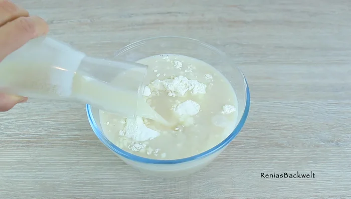 Mehl, Öl und Salz hinzufügen. Alles gut verkneten, bis ein homogener Teig entsteht. (40.06)