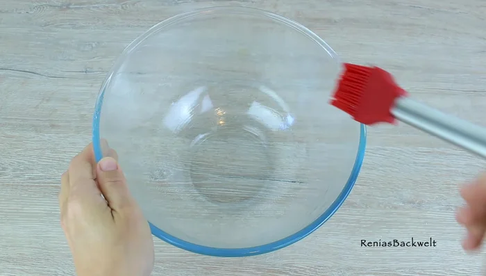 Teig in eine gefettete Schüssel geben, mit einem Tuch abdecken und ca. 40 Minuten gehen lassen, bis sich das Volumen verdoppelt hat. (59.81)