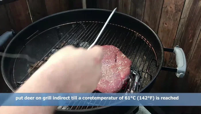 Hirschkeule im Kugelgrill: In die Grillschale legen, Rotwein hinzufügen und bei 61°C Kerntemperatur garen. (124.39)