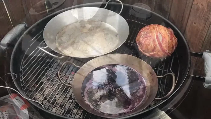 Soße zubereiten: Rotweinmischung in eine Pfanne geben, Rosmarin und Zucker hinzufügen und köcheln lassen. (266.5)