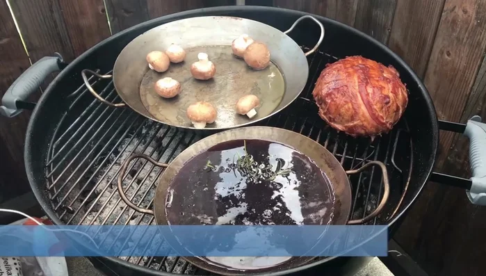 Balsamicopilze zubereiten: Zwiebeln in einer Pfanne mit Olivenöl dünsten, Champignons hinzufügen und mit Balsamico-Essig ablöschen. (314.56)