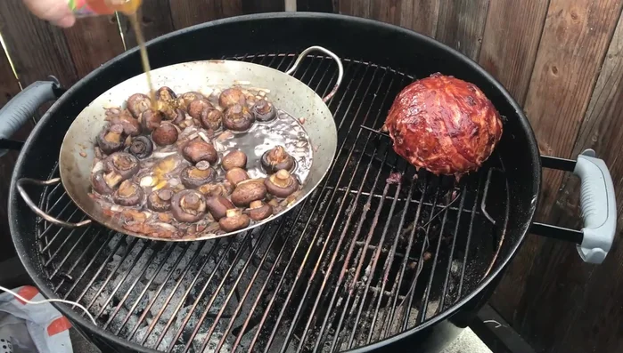 Balsamicopilze köcheln lassen: Mit Honig, Salz und Pfeffer abschmecken. (406.039)