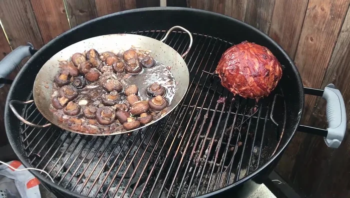 Servieren: Hirschkeule mit Baconbombe, Balsamicopilzen und Soße servieren. (412.43)